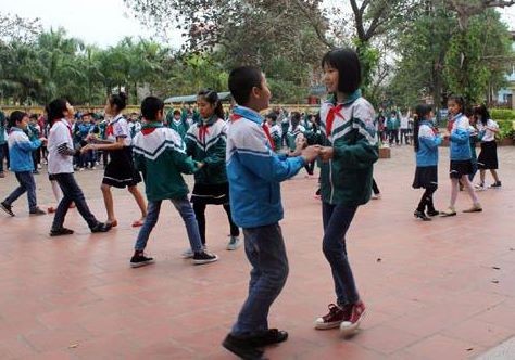 Học sinh nhảy khiêu vũ trong buổi sinh hoạt giữa giờ Môn thể thao khiêu vũ là một phương pháp giảng dạy sáng tạo hiện đang được áp dụng tại trường Tiểu học Cảnh Thụy, Bắc Giang.