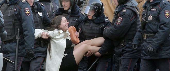 Cảnh sát chống bạo động Nga trong cuộc biểu tình ngày 26/3. Ảnh: ABC.