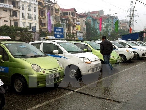  Taxi tại bến xe Lương Yên. (Ảnh: Hoàng Hùng/TTXVN)
