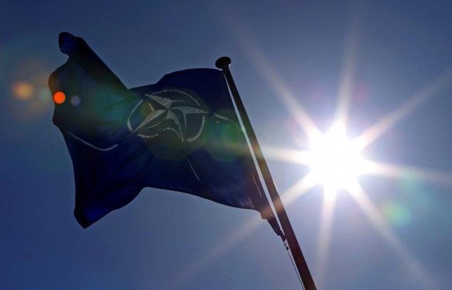 Cờ của NATO tại tổng hành dinh tổ chức này tại Brussels (Bỉ). Ảnh: Reuters. 