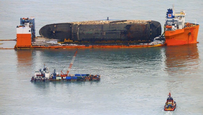 Phà Sewol được đặt trên một tàu nửa chìm ở vùng biển ngoài khơi đảo Jindo, Hàn Quốc, ngày 26/3. Ảnh: Yonhap.