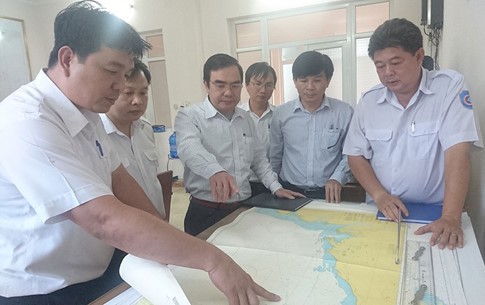 Phó cục trưởng Cục Hàng hải VN Nguyễn Hoàng (thứ ba từ trái qua) chỉ đạo lực lượng tìm kiếm trên hải đồ.