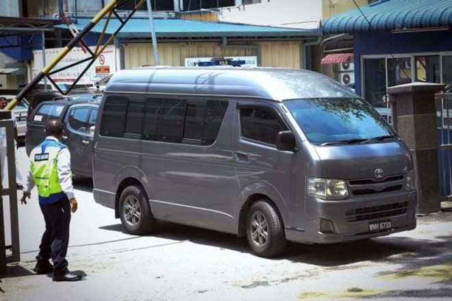 Xe chở thi thể được cho là của Kim Jong Nam rời bệnh viện ở Kuala Lumpur chiều 30/3. 
