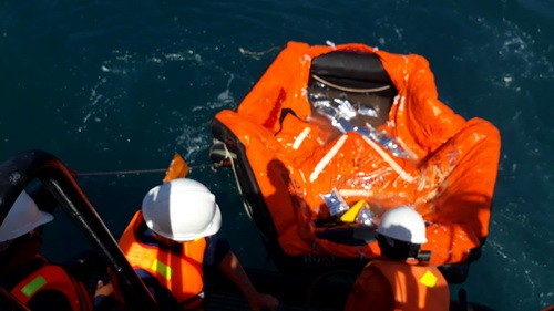 Hai thuyền viên may mắn sống sót nhờ phao bè cứu sinh.