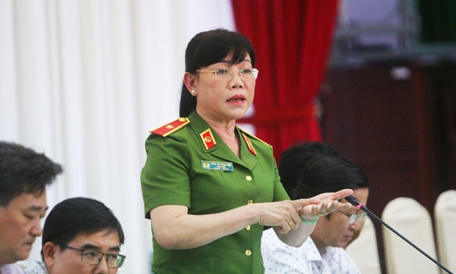 Thiếu tướng Trần Thị Ngọc Đẹp thông tin nhiều vấn đề xung quanh vụ cháy ở Công ty Kwong Lung Meko tại buổi họp báo chiều 30/3.