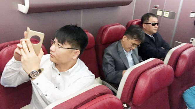 Hành khách được cho là Kim Uk Il (trái) có mặt trên máy bay từ Kuala Lumpur đi Bắc Kinh chiều tối 30/3.
