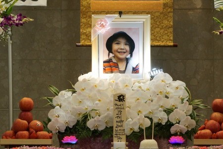 Di ảnh được đặt trên bàn thờ trong tang lễ của em Lê Thị Nhật Linh tại thành phố Matsudo, tỉnh Chiba, Nhật Bản, ngày 31/3.