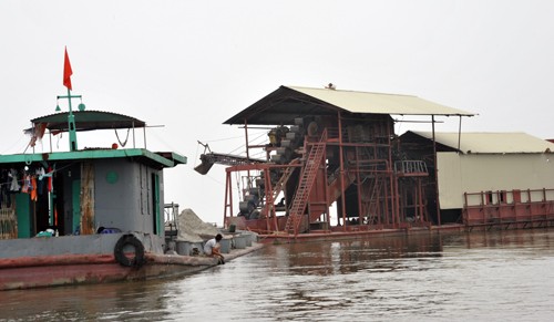 Các dự án khai thác cát trên sông Cầu qua huyện Quế Võ (Bắc Ninh) đã tạm dừng. Tàu cát tập kết, án binh bất động ở tỉnh Bắc Giang.