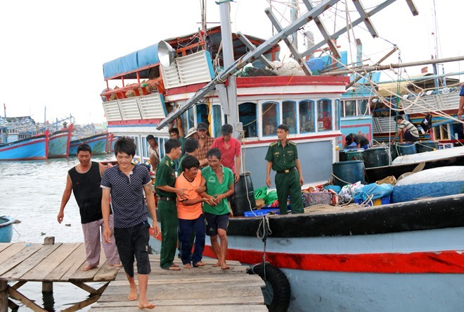 Các ngư dân Quảng Ngãi được đưa vào bờ an toàn.