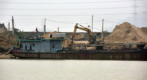 Theo ghi nhận của địa phương, bình thường, mỗi ngày có 20-25 tàu hút cát sỏi thường xuyên hoạt động trên sông Cầu.