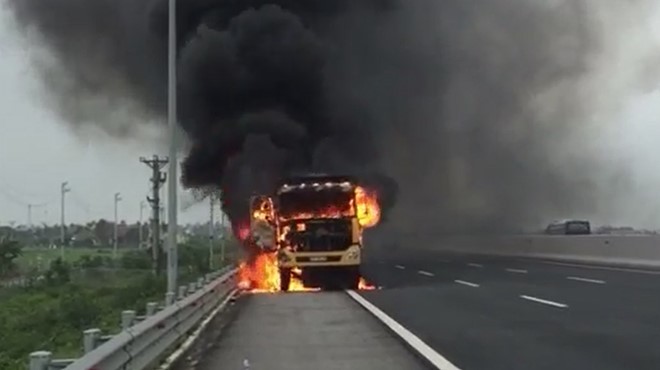 Chiếc xe tải cháy trơ khung trên đường cao tốc. 
