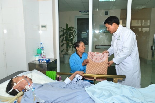 Chủ tịch UBND Hà Nội thăm và tặng quà bệnh nhân tại bệnh viện đa khoa Đức Giang. 