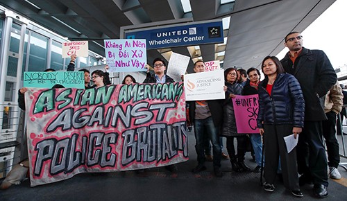 Nhóm người biểu tình tại sân bay quốc tế O’Hare, Chicago hôm 11/4. 