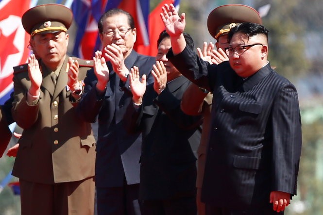 Ông Kim Jong Un (phải) tham dự buổi lễ khánh thành khu phố Ryomyong sáng 13/4.