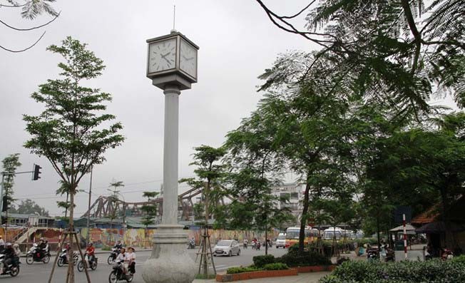Cột đồng hồ cách cầu Long Biên khoảng 100 m, mỗi mặt chỉ một giờ khác nhau. 