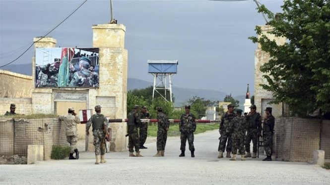 Binh sĩ Afghanistan canh gác tại cổng một căn cứ quân sự sau vụ tấn công gần Mazar-i-Sharif .