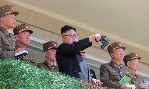 Nhà lãnh đạo Triều Tiên Kim Jong-un, áo đen, đứng cùng các sĩ quan quân đội.