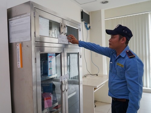 Bảo vệ dán niêm phong các khoa phòng và trang thiết bị y tế tại Bệnh viện Phúc An Khang. Ảnh: Trần Ngoan.