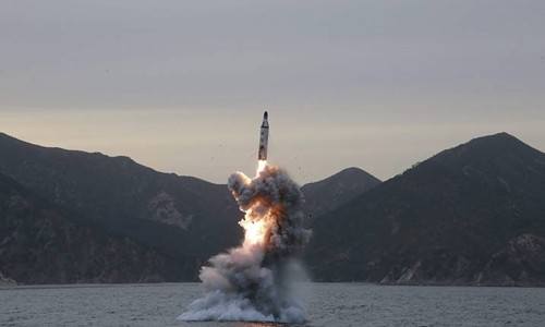 Triều Tiên phóng thử tên lửa từ tàu ngầm. Ảnh: KCNA