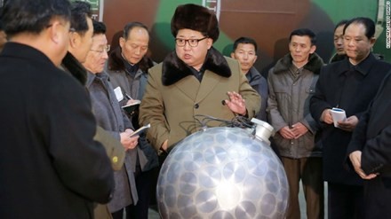 Bức ảnh được KCNA công bố tháng 9/2016 cho thấy Chủ tịch Triều Tiên Kim Jong-un đang đứng bên thiết bị hạt nhân được gọi là "quả cầu disco".