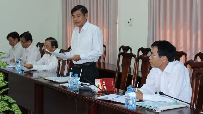 Ông Trần Hoàng Hợp, phó chủ tịch UBND TP. Sóc Trăng (người đứng) trong buổi làm việc với các sở ngành tỉnh Sóc Trăng xung quanh vụ biệt thư chui của ông Ngọ chiều 24/4.