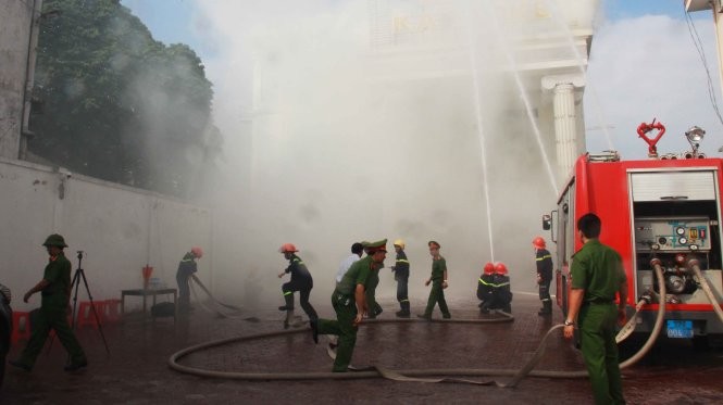 Lực lượng cảnh sát phòng cháy chữa cháy diễn tập chữa cháy tại một quán karoke trên đường Lê Lợi, TP Vinh.