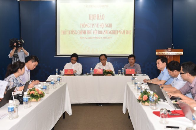 Phó Chủ nhiệm Văn phòng Chính phủ Lê Mạnh Hà (giữa) chủ trì họp báo