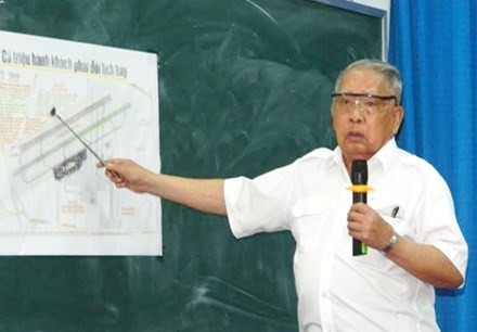 Đại tá Phan Tương, nguyên giám đốc sân bay Tân Sơn Nhất sử dụng sơ đồ sân bay để trình bày ý kiến.