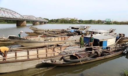 Các thuyền khai thác cát sông Hương trái phép bị công an bắt quả tang đêm 9/5.