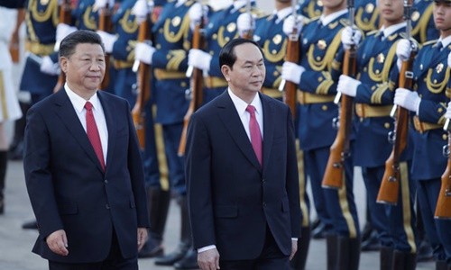 Chủ tịch Trung Quốc Tập Cận Bình đón Chủ tịch Trần Đại Quang tại Bắc Kinh. Ảnh: Reuters