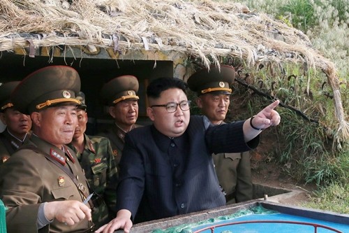 Lãnh đạo Triều Tiên Kim Jong-un và các quan chức quân sự.