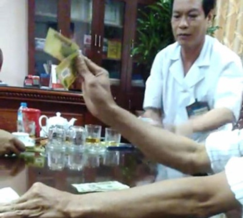 Bác sỹ Đặng Trung Bình, Giám đốc Bệnh viện đa khoa huyện Gia Viễn mặc đồng phục chơi bài ăn tiền. 