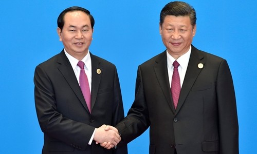 Chủ tịch nước Trần Đại Quang bắt tay Chủ tịch Trung Quốc Tập Cận Bình ngày 15/5. Ảnh: Reuters.