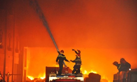 Hiện trường vụ cháy tại Cty Kwong Lung – Meko ở khu công nghiệp Trà Nóc. Ảnh: Hòa Hội.