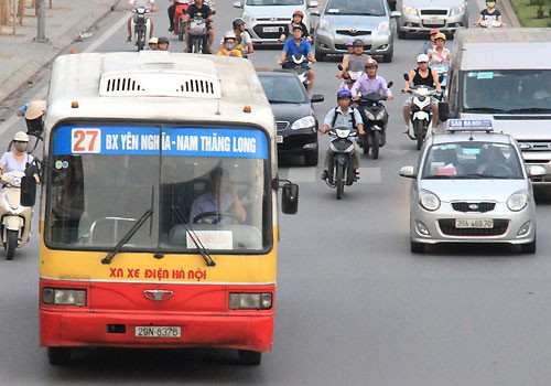 Xe buýt nội thành Hà Nội mới đáp ứng 20% nhu cầu đi lại của người dân. 