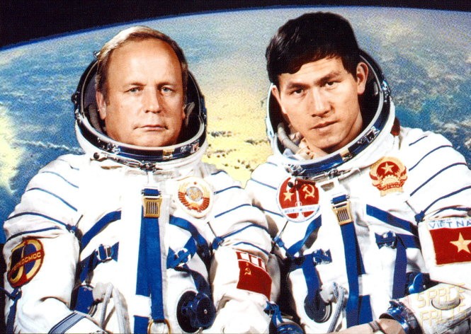 Nhà du hành vũ trụ Viktor Gorbatko cùng nhà du hành vũ trụ đầu tiên của Việt Nam Phạm Tuân trong chuyến bay Soyuz 37.