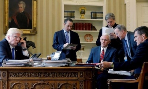 Tổng thống Trump (trái) cùng các cố vấn cấp cao tại Nhà Trắng. Ảnh: Reuters