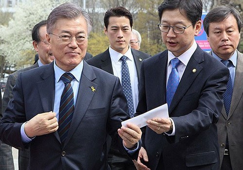 Choi Young-jae (giữa), vệ sĩ của tổng thống Hàn Quốc, gây sốt mạng xã hội vì vẻ ngoài điển trai và lạnh lùng. Ảnh: Korea Times