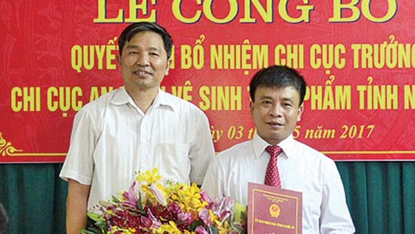 Ông Hoàng Văn Hảo, quyền giám đốc Sở Y tế Nghệ An trao quyết định bổ nhiệm ông Chu Trọng Trang (bìa phải) giữ chức Chi cục trưởng Chi cục An toàn vệ sinh thực phẩm tỉnh Nghệ An vào ngày 3/5.
