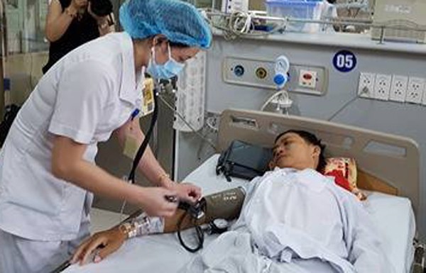 Một trong 10 bệnh nhân bị tai biến khi chạy thận ở Bệnh viện Đa khoa tỉnh Hòa Bình điều trị ở Bệnh viện Bạch Mai. Ảnh: L.N.