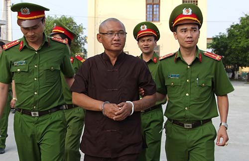 Phan Đình Tuấn "trùm ma tuý thành Vinh" được cảnh sát áp giải tới toà. Ảnh: Hải Bình.