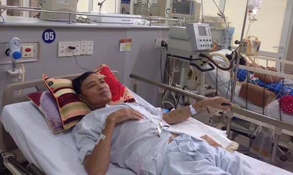 Bệnh nhân bị tai biến khi chạy thận ở Hòa Bình đang được điều trị ở Bệnh viện Bạch Mai. Ảnh: Lê Nga.