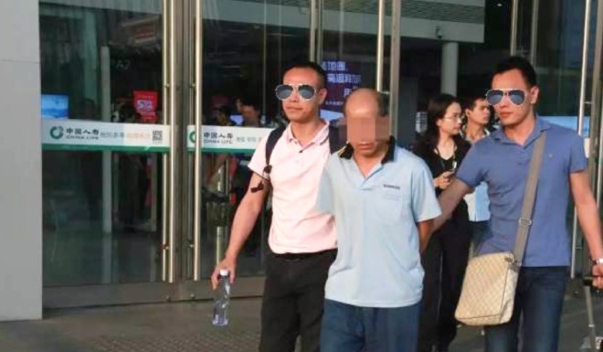  Ông Wang bị cảnh sát bắt giữ. Ảnh: SCMP. 