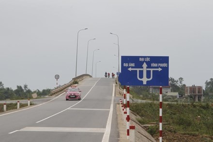 Khu vực dẫn đến cầu Đại Lộc – nơi đất thu hồi không đúng và đủ nên công dân Nguyễn Thị Xuân khiếu kiện. ẢNH: H.T