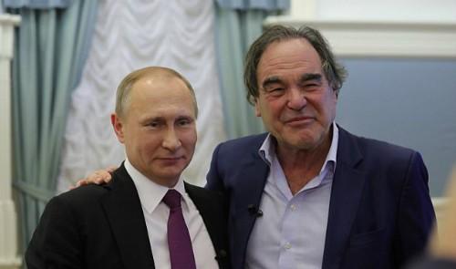 Tổng thống Nga Putin (trái) và đạo diễn Mỹ Oliver Stone. Ảnh: Showtime