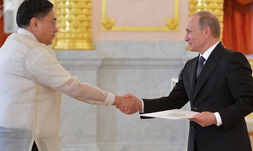 Tổng thống Nga Vladimir Putin và đại sứ Philippines Carlos Sorreta. Ảnh: Spunik