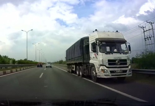 Nhiều ôtô chạy ngược chiều trên cao tốc TP HCM - Long Thành bị hệ thống camera giám sát phát hiện. Ảnh: V.Q.