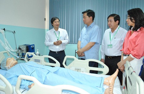  Ông Đinh La Thăng thăm trường Đại học Y khoa Phạm Ngọc Thạch hồi tháng 2. Ảnh: N.N
