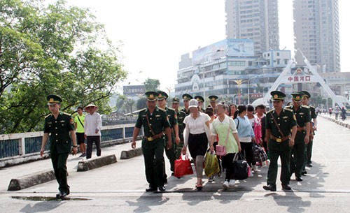 11 thiếu nữ được Công an Trung Quốc trao trả về nước. Ảnh: Thanh Tuấn