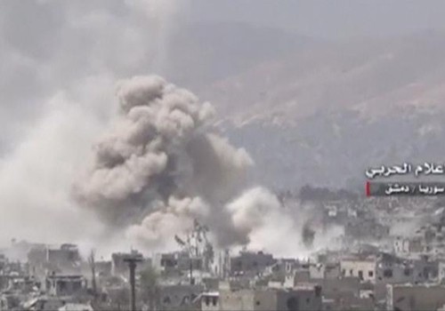 Khói bốc lên từ vụ không kích do Mỹ tiến hành ở Qaboun, gần thủ đô Damascus, Syria